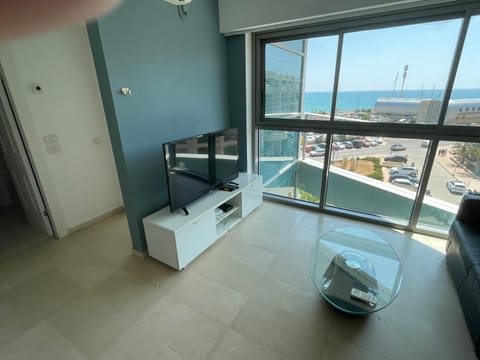 מלון דירות אוקיינוס במרינה דירות עם נוף לים Apartahotel in Herzliya