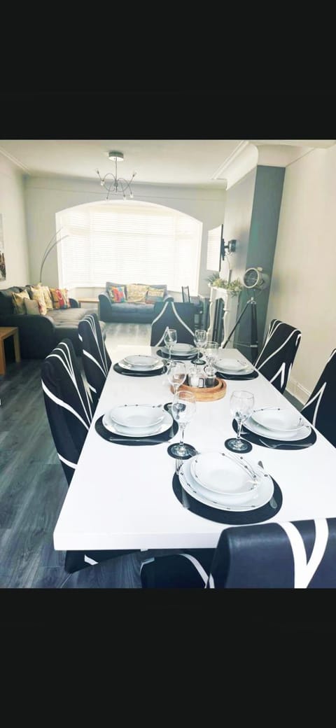 SOUTHEND ON SEA l 3 BEDROOM HOME WITH GARDEN l FREE STREET PARKING l 6 SINGLE BEDS OR 4 SINGLES 1X DOUBLE l House in Southend-on-Sea