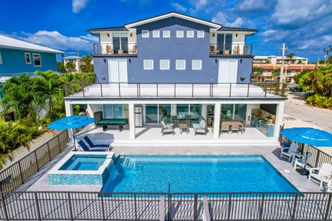 Welcome to Paradise Villa: A luxury home in Sombrero Beach, Florida Keys. Villa in Marathon