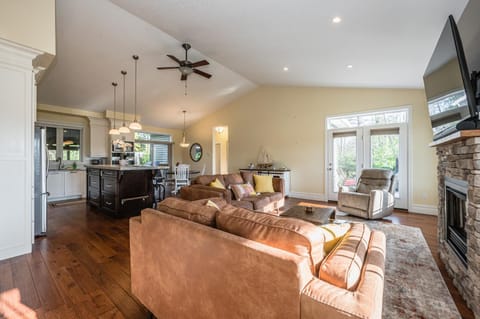 Craftsman Cottage With Hot Tub Near Beach House in South Bruce Peninsula