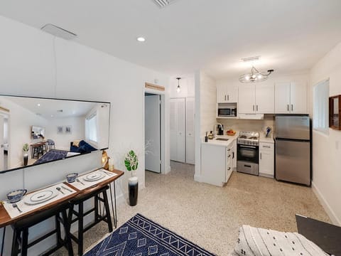 Kitchen or kitchenette, minibar, pet friendly, stove