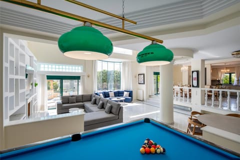 Billiard, Living room, Seating area