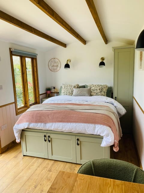 Hidden Gem Luxury Shepherd Hut - Pea Pod Campground/ 
RV Resort in Uttlesford