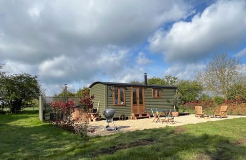 Hidden Gem Luxury Shepherd Hut - Pea Pod Campground/ 
RV Resort in Uttlesford