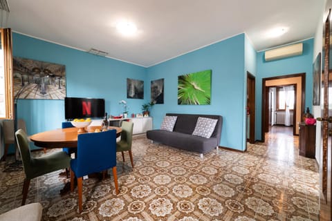 Communal lounge/ TV room, TV and multimedia, Living room, Seating area, Dining area, Evening entertainment