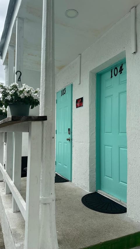 104 Miami Shared Rooms for Women Central Comfortable, Affordable Hostel in Miami