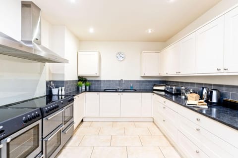 Property building, Kitchen or kitchenette, dishwasher, minibar, pet friendly