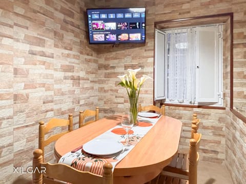 TV and multimedia, Living room, Food and drinks, Seating area, Dining area, Food