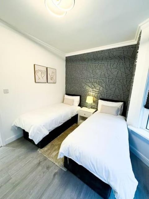 Modern Luxury 2 Bed with Parking Apartment in London Borough of Southwark