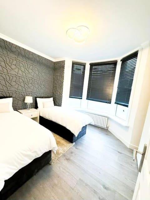 Modern Luxury 2 Bed with Parking Apartment in London Borough of Southwark