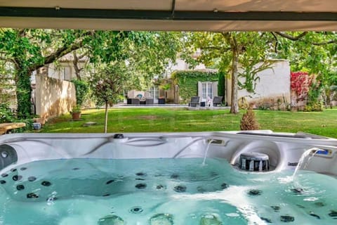Villa luxuriante avec piscine jacuzzi et sauna Chalet in Rognes
