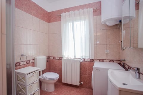 Shower, Toilet, towels, washing machine