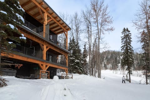 LUXURY SKI-IN-OUT Mid-Mountain Game Room Hot Tub Haus in Whitefish