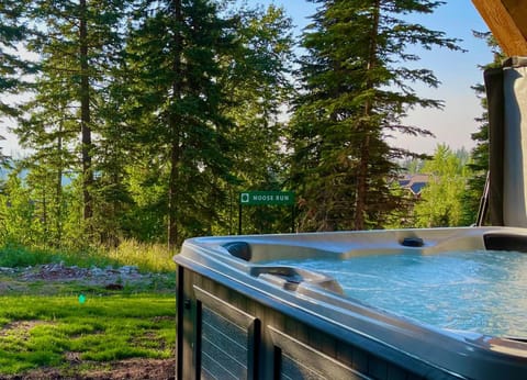 LUXURY SKI-IN-OUT Mid-Mountain Game Room Hot Tub House in Whitefish