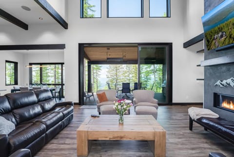 SKI-IN, SKI-OUT Luxury on the Mountain and Overlooking the Lake House in Whitefish