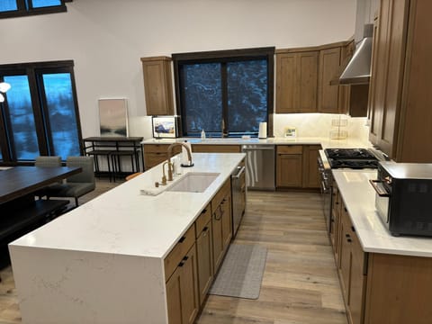 Whitefish Mountain Marvel Ski in Ski out- New Build, Pool Table, Hot Tub and Sleeps 19! Haus in Whitefish
