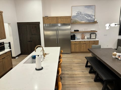 Whitefish Mountain Marvel Ski in Ski out- New Build, Pool Table, Hot Tub and Sleeps 19! Haus in Whitefish