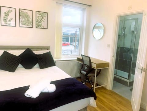 Newly renovated 3 Ensuite bedroom house in bury, 5 people Eigentumswohnung in Bury