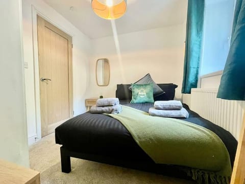 Cozy & Spacious 3-bedroom home by Tailored Accommodation House in Swansea