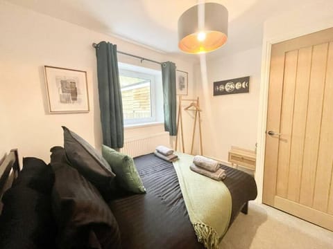 Cozy & Spacious 3-bedroom home by Tailored Accommodation House in Swansea