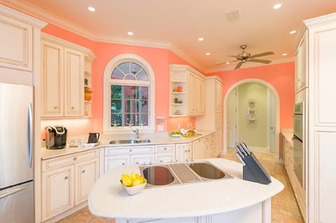 Waterfront Pink House with Private Dock & Pool Maison in Sanibel Island