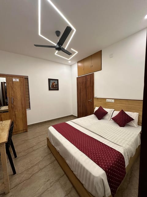 Bed, TV and multimedia, Bedroom, wardrobe, air conditioner