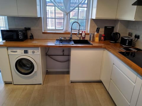 Kitchen or kitchenette, minibar, pet friendly, stove, toaster, washing machine