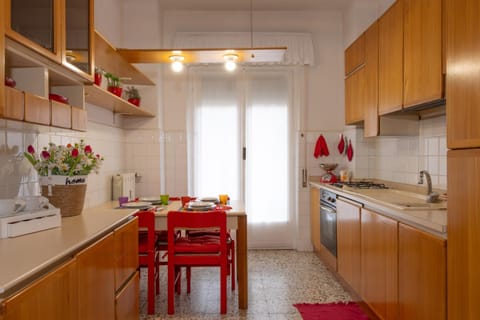 Kitchen or kitchenette, Dining area, dishwasher, pet friendly, stove