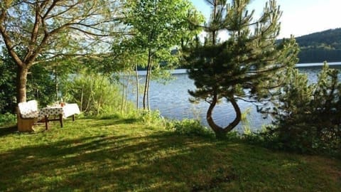 Ferienhaus direkt am See mit Garten und Parkplatz House in Lipno nad Vltavou