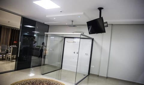 Shower, Bathroom, TV and multimedia