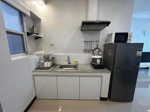 Kitchen or kitchenette, minibar, stove