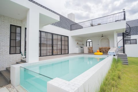 Property building, Day, Pool view, Swimming pool