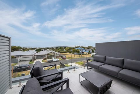 Oceans Eleven with Heated Pool House in Dromana