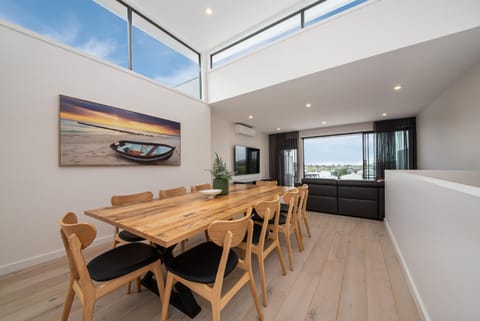 Oceans Eleven with Heated Pool Haus in Dromana