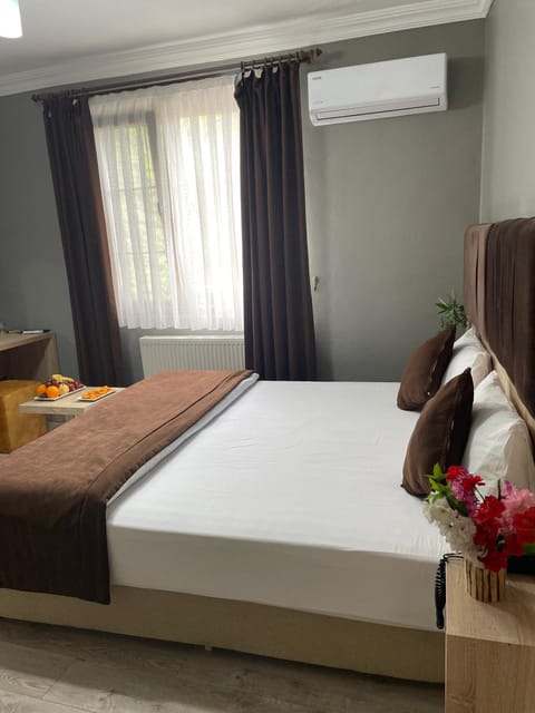 Bed, Photo of the whole room, Bedroom, air conditioner