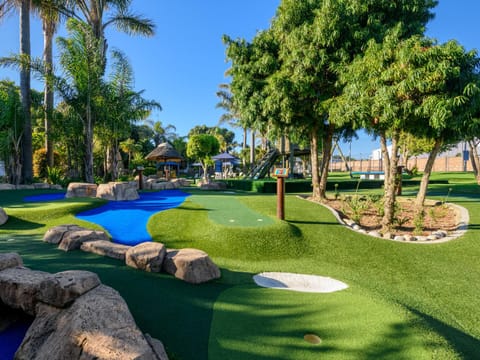 Minigolf, On site, Area and facilities