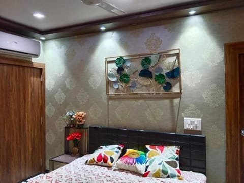 Serene Farmstay with Pool & Machan Apartment in Noida