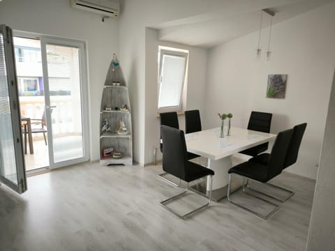 Seating area, Dining area