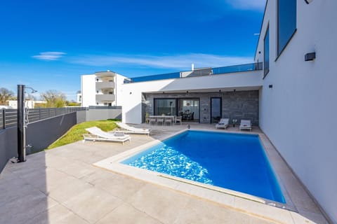 Property building, Patio, Day, Pool view, Swimming pool, sunbed