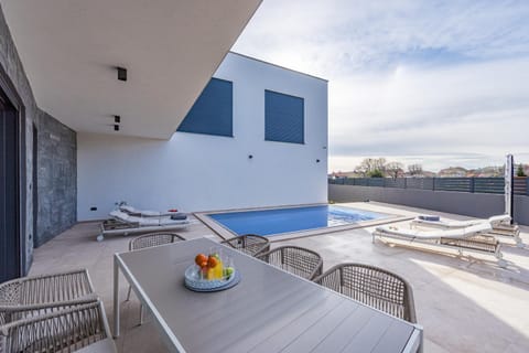 Patio, Day, View (from property/room), Balcony/Terrace, Balcony/Terrace, Food and drinks, Seating area, Dining area, Food, Pool view, Swimming pool, sunbed