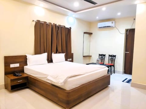 Bed, Living room, Photo of the whole room, Bedroom, air conditioner