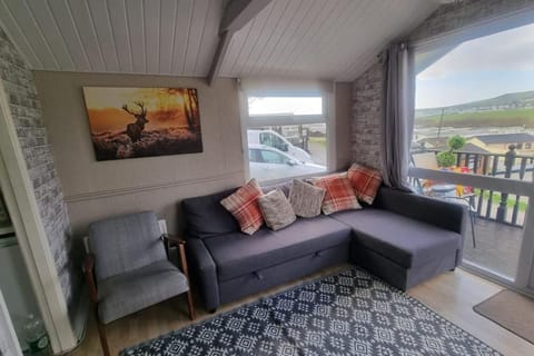 No. 4 Sunny Lodge By The Sea Chalet in Tirymynach