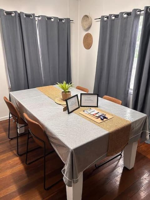 Cosy Town House, Sleeps 8 people House in Mount Isa