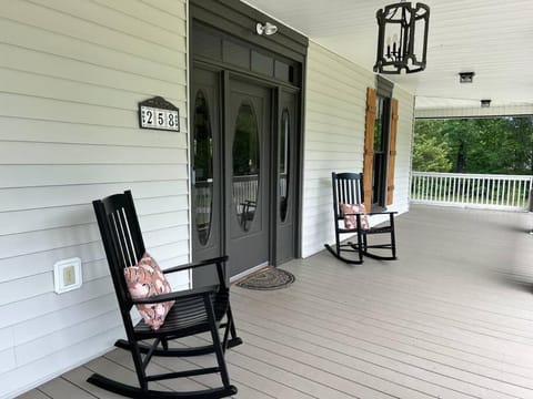 Victorian mini mansion near Lake Greenwood Haus in Cross Hill