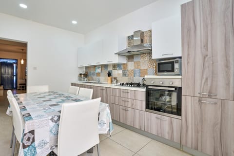 Kitchen or kitchenette, Dining area, minibar, pet friendly, stove