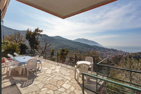 Zweifamilienvilla mit Aufstellpool und Meerblick House in Recco