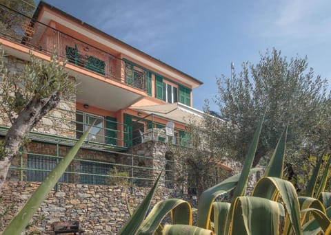 Zweifamilienvilla mit Aufstellpool und Meerblick House in Recco