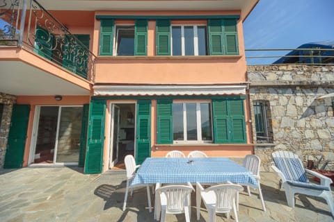 Zweifamilienvilla mit Aufstellpool und Meerblick House in Recco