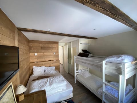 Bed, TV and multimedia, Photo of the whole room, Bedroom, bunk bed, wardrobe