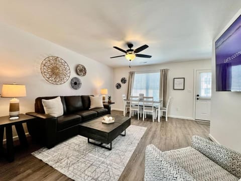 TV and multimedia, Living room, Photo of the whole room, Seating area, Dining area, fireplace